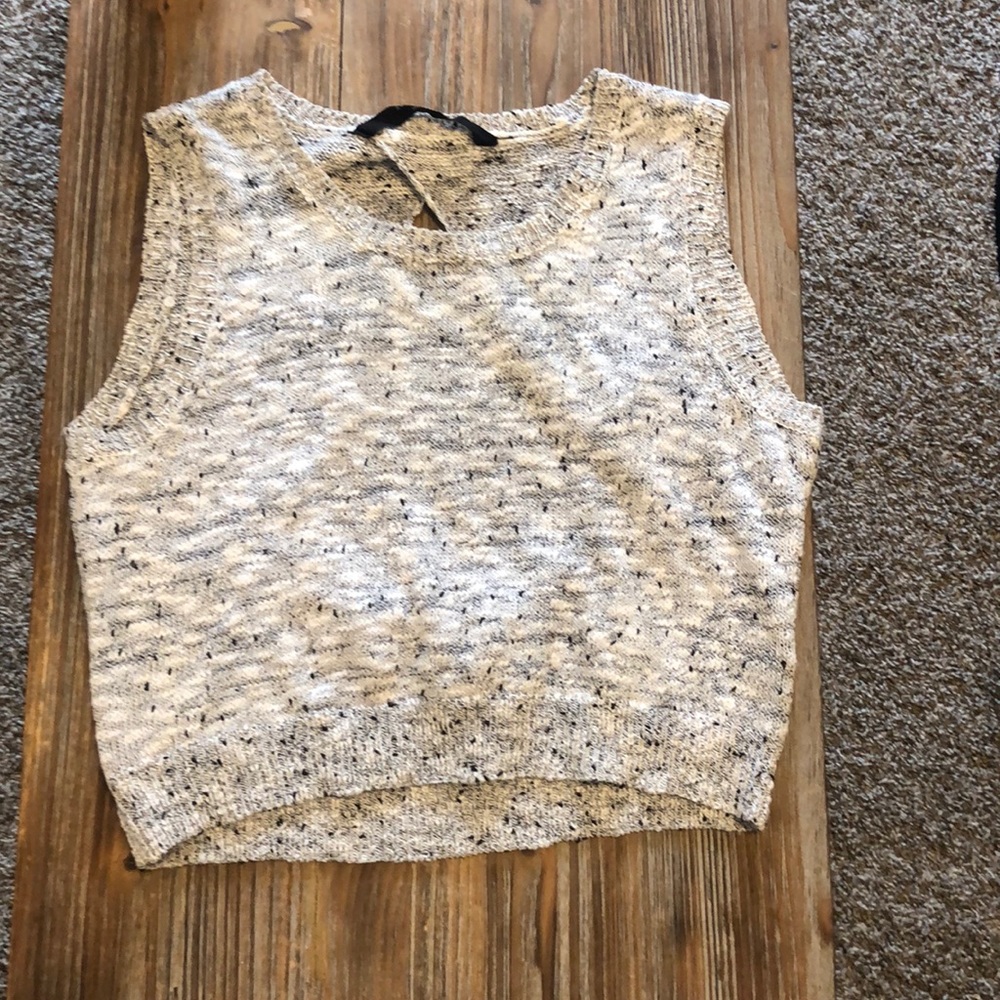 Sleeveless sweater open in back